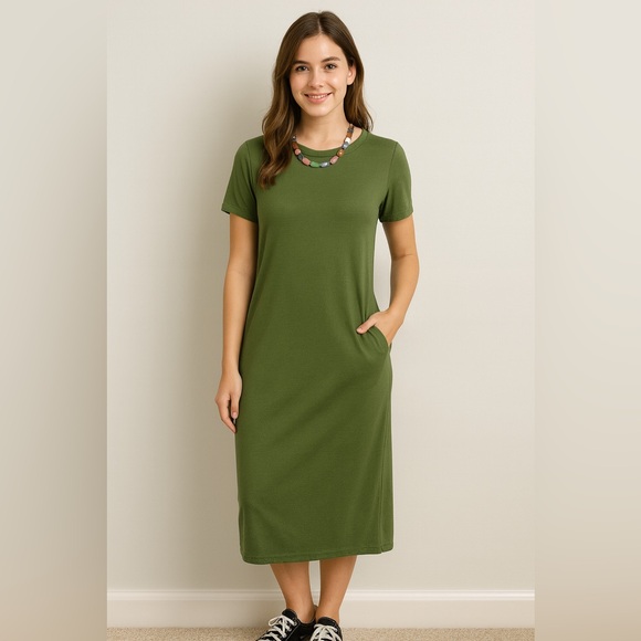 Dresses & Skirts - Elegant Green Midi Dress w/ Necklace Included!